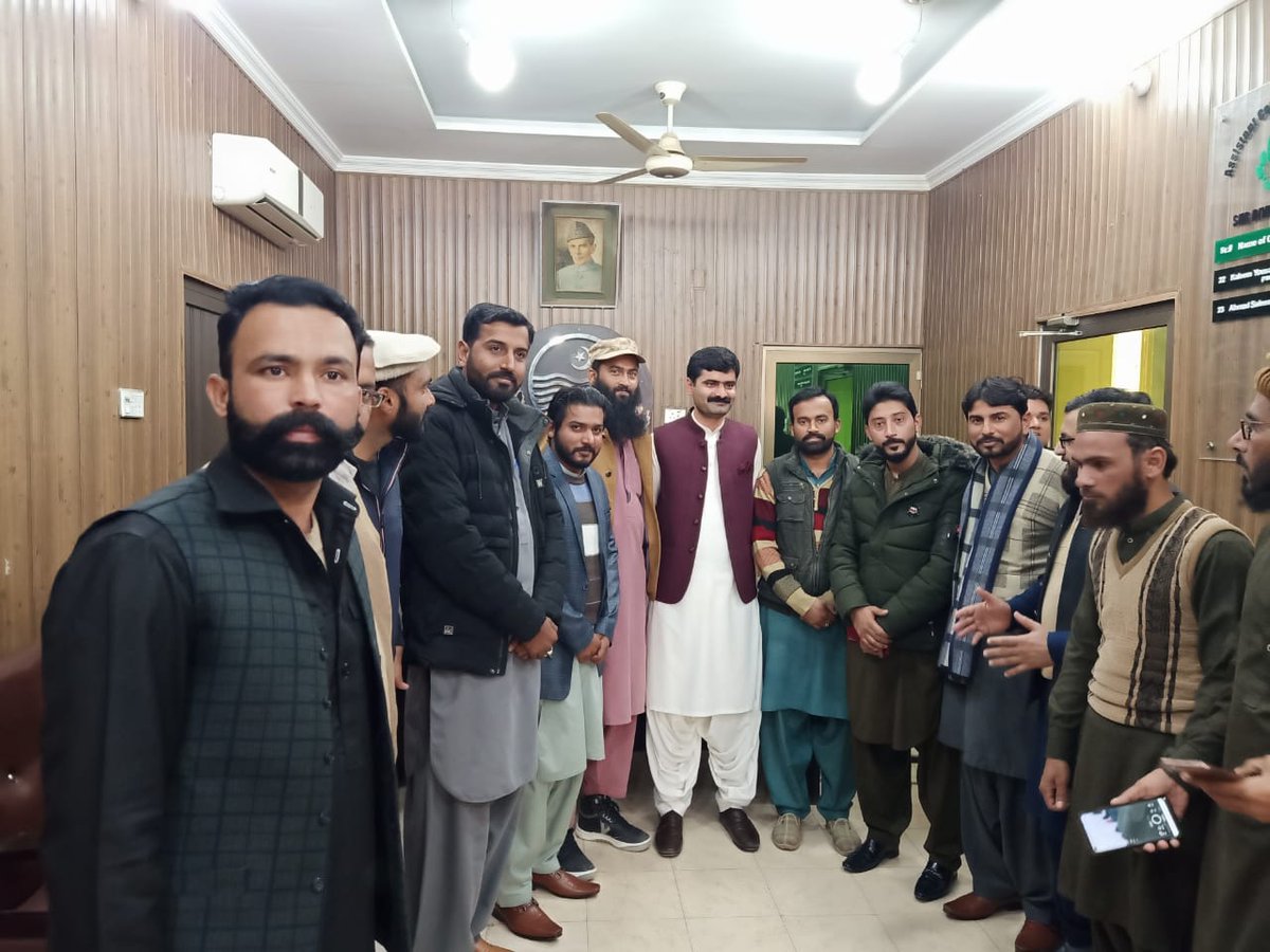 AbuHamzaSajid2's tweet photo. آج مورخہ  18/01/22
اے سی دفتر فورٹعباس میں  ٹائیگر فورس کے تحصیل کیپٹن ابو حمزہ ساجد کی سربراہی میں  نیۓ  تعینات ہونے والے  اسسٹنٹ کمشنر اسد علی صاحب کے ساتھ  میٹنگ ہوٸی ۔ جس میں ٹیم ٹاٸیگر فورس کے کیپٹن ابوحمزہ ساجد اور دیگر ممبران  نے گفتگوکی
@IrfanAliSyed4 @RajaBabarPTI https://t.co/Tg9YvSGRYs