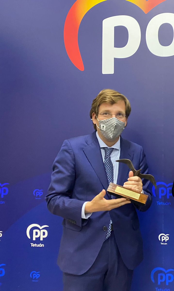 ppmadrid's tweet photo. Llevo casi 30 años de afiliado en la sede de Tetuán y aquí estoy en familia, una familia que siempre está dispuesta a a tirar del carro de @populares hacia adelante. 

@AlmeidaPP_ tras recibir un galardón como afiliado de honor. https://t.co/7tI1p6P2Uo