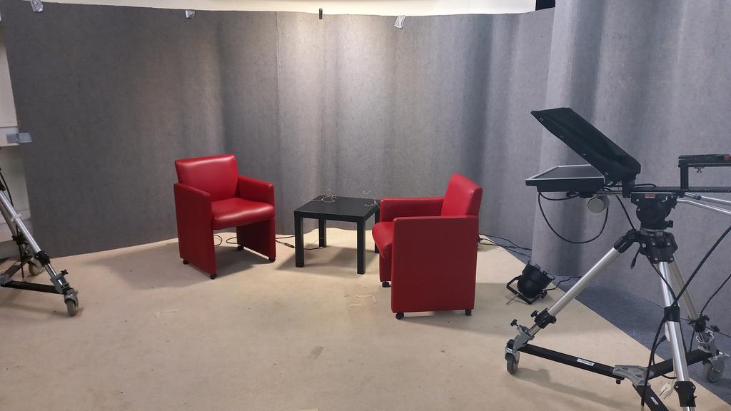 Bij de lokale omroep <a href="/HOi_tv/">HOi tv</a> voor mijn eerste optreden als lijstrekker voor de <a href="/PvdAHellendoorn/">PvdA Hellendoorn</a> spannend 🤗🌹✊ #stemsociaal kies #PvdA