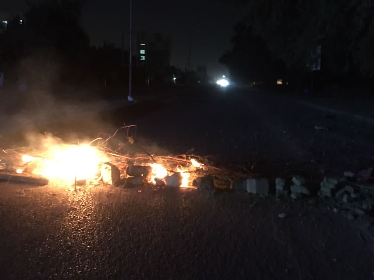 شوارع البراري مغلقة ابتداءًا من الليلة.
نرجو من المواطنين إتخاذ شوارع بديلة

الدم قصاد الدم ما بنقبل الدية يا برهان.

#التصعيد_الثوري
#مدن_السودان_تنتفض
#لجان_احياء_البراري