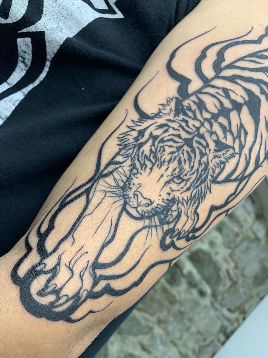 marcuzzantos's tweet photo. Boa tarde gente, sou tatuador afro e to passando por Sampa janeiro, to precisando de um help com divulgação ja que é minha primeira vez tatuando no Brasil, quem puder ajudar com Rt agradeço muito. Vlw pela atenção é nois. https://t.co/K9hDrFkYIS