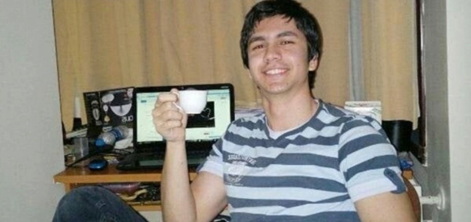 Üniversite öğrencisi 24 yaşındaki Ali Furkan Yabaneri, 16 Ocak 2018'de Kırşehir’de odasında ölü bulundu. 
Ali Furkan 8 yıl 9 ay hapis cezasına çarptırılan KHK'lı öğretmen babasının tutukluluğuna dayanamadı....

#BahadırlarYaşasın