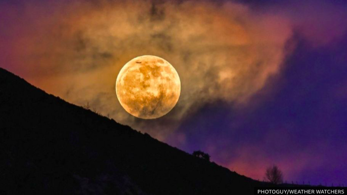 bbcweather's tweet photo. 🌕 Can a full Moon really affect your sleep?  https://t.co/8iBVLMbJ4R #WolfMoon https://t.co/EUNVSdLL98