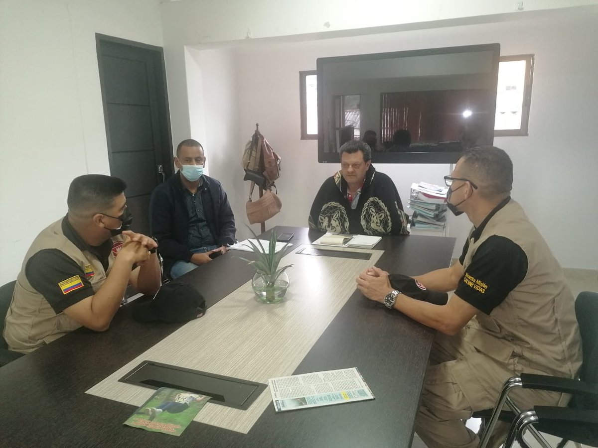 ReservaBR4's tweet photo. Alcalde de @Alca_Montebello, exalta labor de los soldados del Batallón de Ingenieros de Desminado Humanitario N⁰7 por aportar a la descontaminación del territorio y por la siembra de 5.000 🌳 sembrados en el sendero ecológico Cristo Rey y  2.000 especies más, en otras zonas https://t.co/uF3I8fKmUV