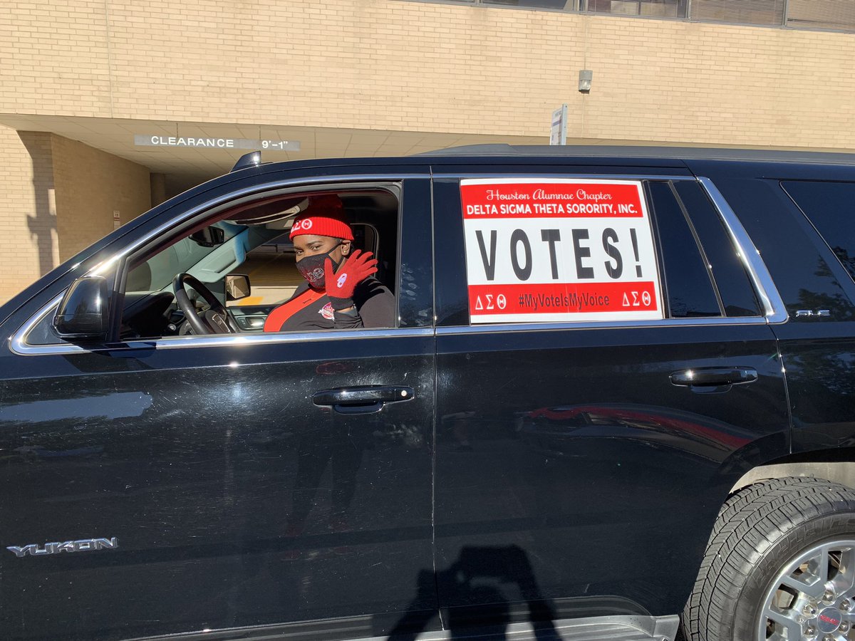 aboutbizness29's tweet photo. The Houston Alumnae Chaper of Delta Sigma Theta Sorority Inc. represented in the MLK Grande Parade celebrating 95 years! #vote #1913 #109years #livinginourlegacy #hacdst1937 #iamhac #DST4Life https://t.co/ys7Dh5vjpC