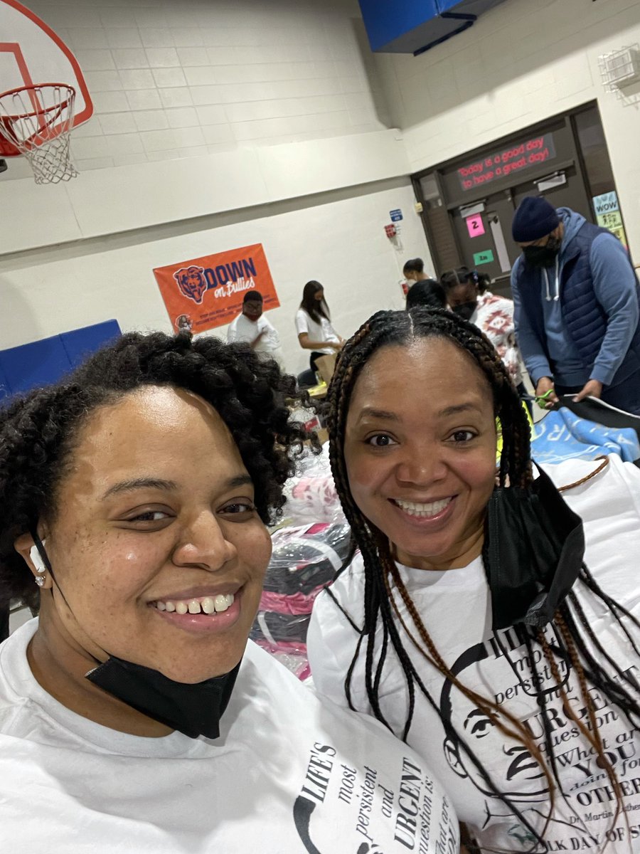 TamikaBritten's tweet photo. @TheHornetsHive teachers and @principalAH volunteering today with @youmatter_2 for #mlkdayofservice2022 #GoHornets #HeatherHill https://t.co/uC6HmVc7tg