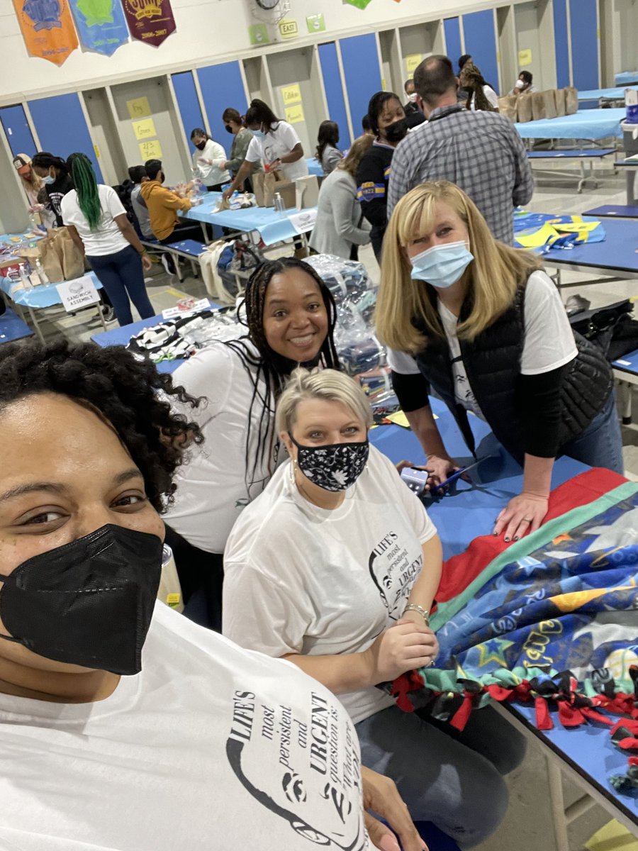 TamikaBritten's tweet photo. @TheHornetsHive teachers and @principalAH volunteering today with @youmatter_2 for #mlkdayofservice2022 #GoHornets #HeatherHill https://t.co/uC6HmVc7tg
