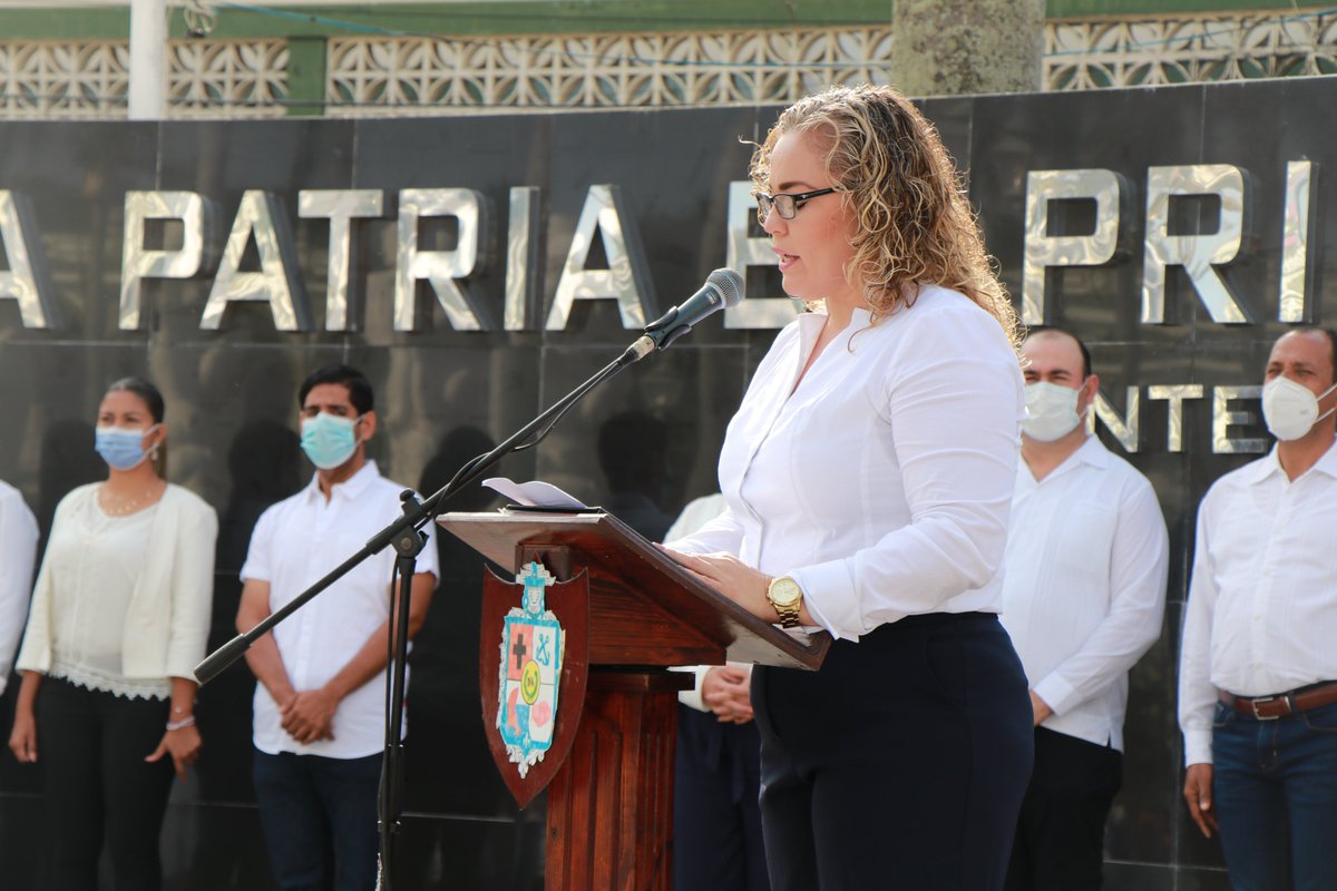 aytoalvaradover's tweet photo. Se realizó el primer acto cívico, llevado acabo en la Plazuela Héroes de Sotavento, presidido por @lizzette_ver Presidenta Municipal Constitucional de Alvarado, acompañada por los integrantes del cuerpo edilicio, la presidenta del DIF Municipal e invitados especiales. https://t.co/w1vameWMhR