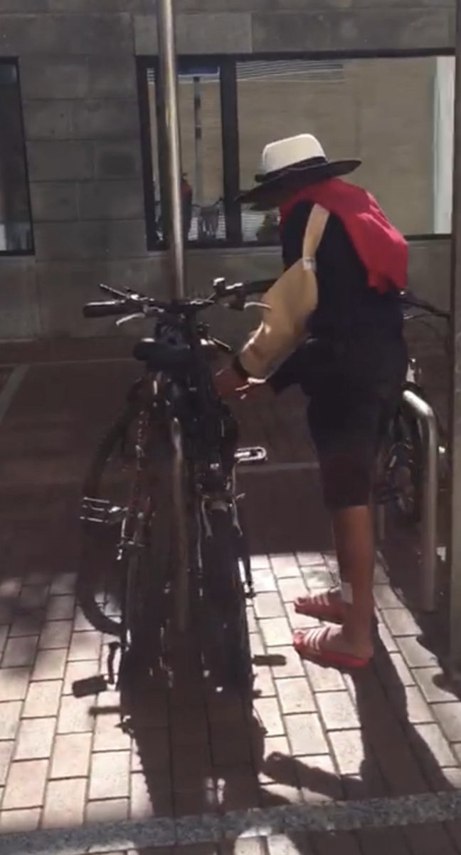 LasCanteras's tweet photo. Atención se reportan varios casos de robos en la playa por “descuideros” 🚦 
Pedimos más presencia policial @AyuntamientoLPA 
Imágenes: alguien es sorprendido mientras intentaba robar una bici en La Puntilla (hace unos días) y un texto de un grupo de nadadores remitido a la web https://t.co/Yi583f9fJ1