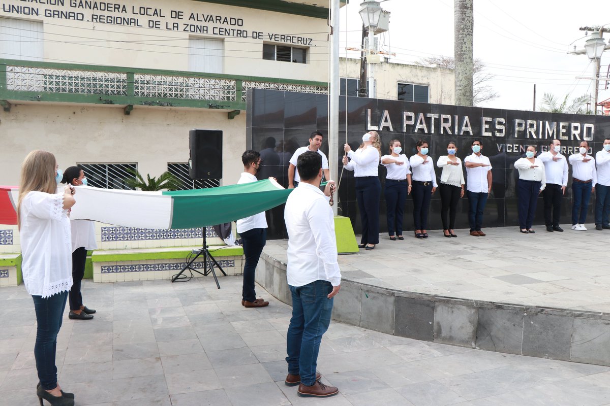 aytoalvaradover's tweet photo. Se realizó el primer acto cívico, llevado acabo en la Plazuela Héroes de Sotavento, presidido por @lizzette_ver Presidenta Municipal Constitucional de Alvarado, acompañada por los integrantes del cuerpo edilicio, la presidenta del DIF Municipal e invitados especiales. https://t.co/w1vameWMhR