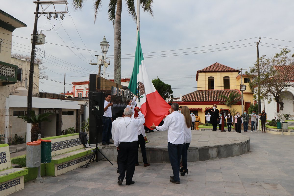 aytoalvaradover's tweet photo. Se realizó el primer acto cívico, llevado acabo en la Plazuela Héroes de Sotavento, presidido por @lizzette_ver Presidenta Municipal Constitucional de Alvarado, acompañada por los integrantes del cuerpo edilicio, la presidenta del DIF Municipal e invitados especiales. https://t.co/w1vameWMhR