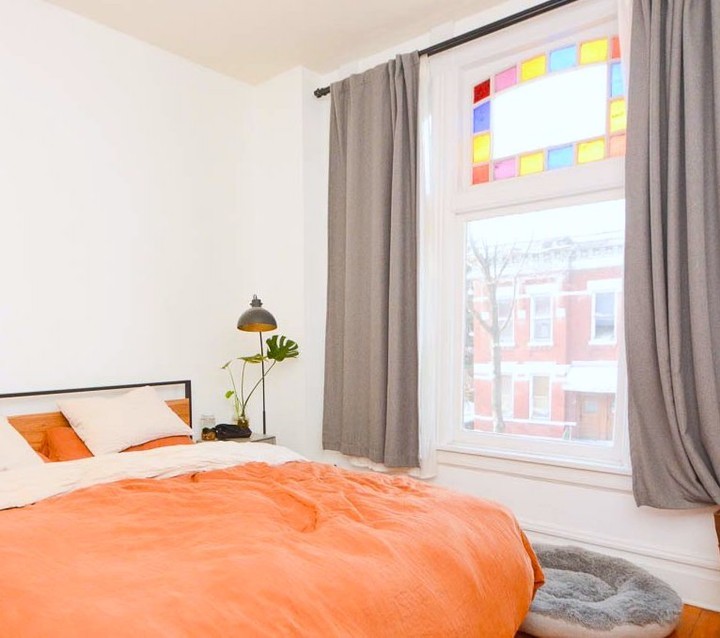 domuchicago's tweet photo. When the sun shines, imagine the kaleidoscope of colors. 🎨 #vintagewindow 

📍 East Village, 2 bed/1 bath. Available now — https://t.co/BTBvKmmi7M https://t.co/OvgTDBwFkE