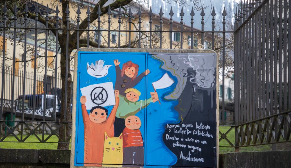 ¿Qué te parece utilizar mobiliario urbano para plasmar los derechos de l<a href="/s/">『S』</a> niñ@s? #comparte #Ermua