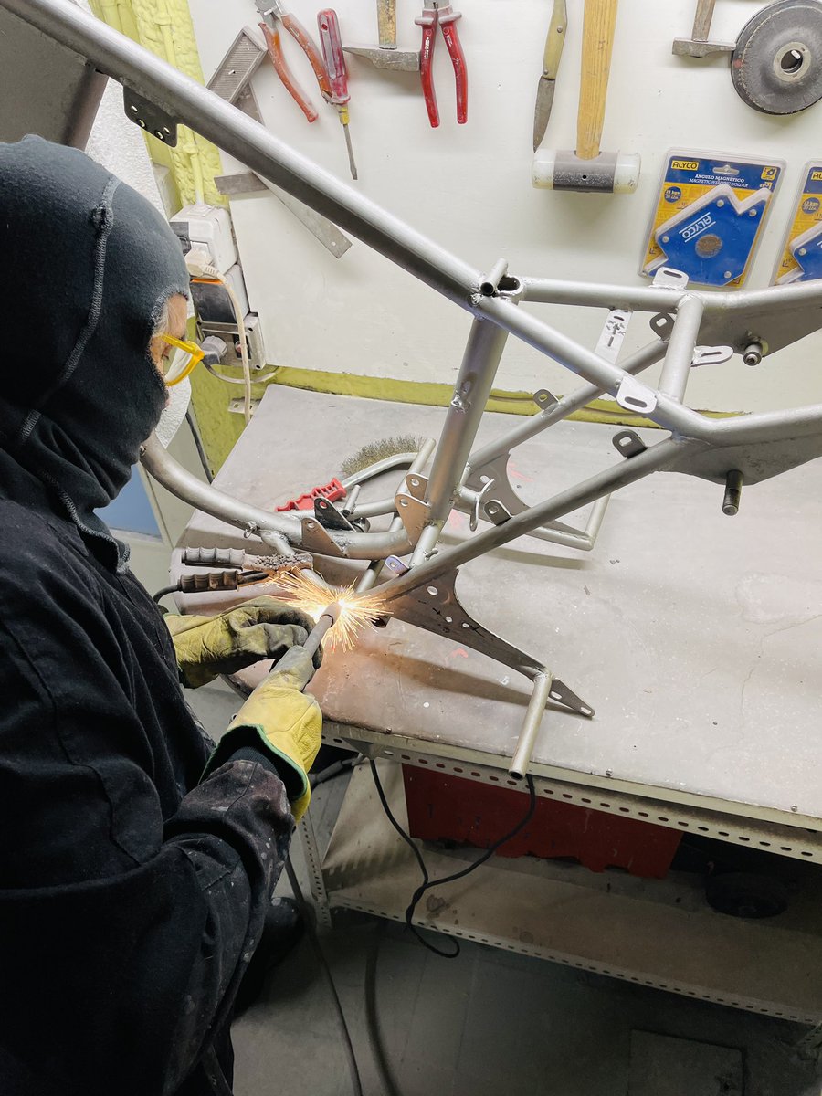 studimoto's tweet photo. Soldando y tapando agujeros/grietas en chasis y guardabarros trasero de Montesa Impala.
#MontesaImpala #Grietas #Chasis #Agujeros #Guardabarros #Soldadura #Taller #Barcelona https://t.co/G8jaJ8zHcJ