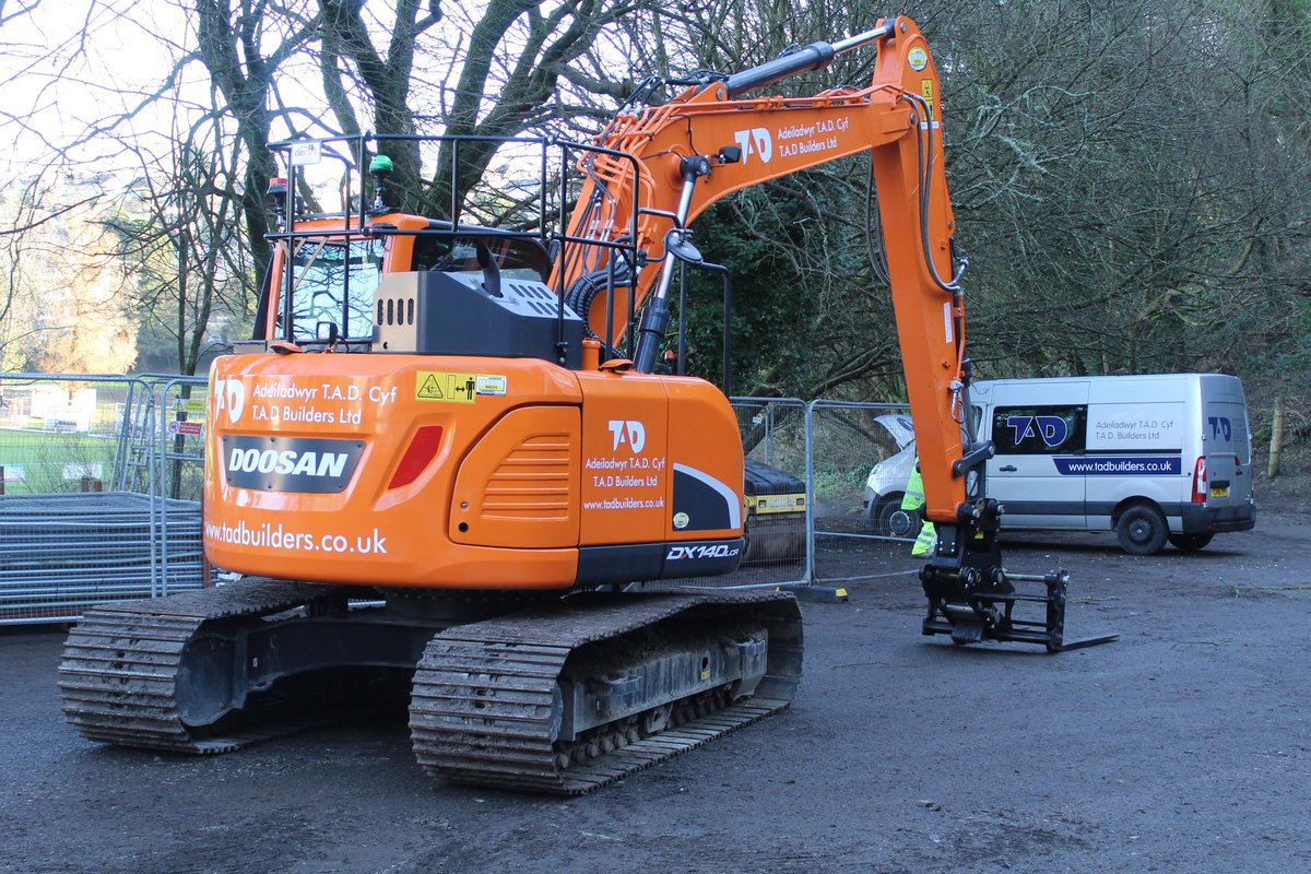 Builders on site at Underhill Park. Great news for us all, especially the digger enthusiasts among us! #Mumbles #Swansea #Gower
