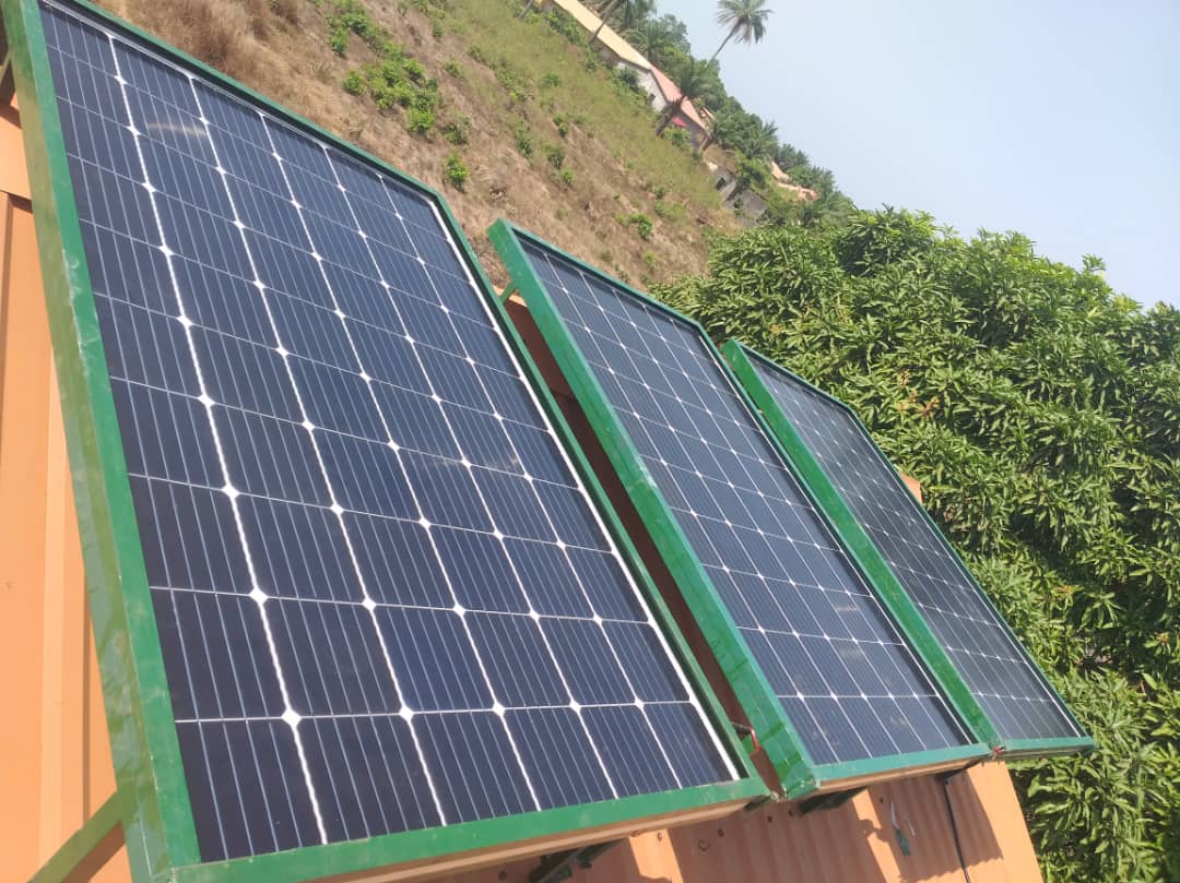 EMSAGUINEE's tweet photo. Une installation de trois panneaux solaires 260w monocristallin , deux batteries gel de 200 Ampères 12 volets et une onduleur hybride de 3 KVA 60 Ampères.
EMSA-GUINEE et à votre disposition pour vos installations des panneaux solaires.
Tel:00224 628-98-88-46 https://t.co/6gIwmbcKSg