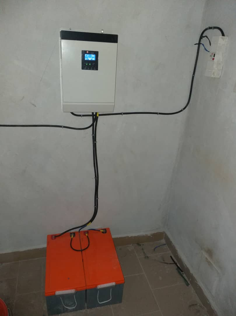EMSAGUINEE's tweet photo. Une installation de trois panneaux solaires 260w monocristallin , deux batteries gel de 200 Ampères 12 volets et une onduleur hybride de 3 KVA 60 Ampères.
EMSA-GUINEE et à votre disposition pour vos installations des panneaux solaires.
Tel:00224 628-98-88-46 https://t.co/6gIwmbcKSg