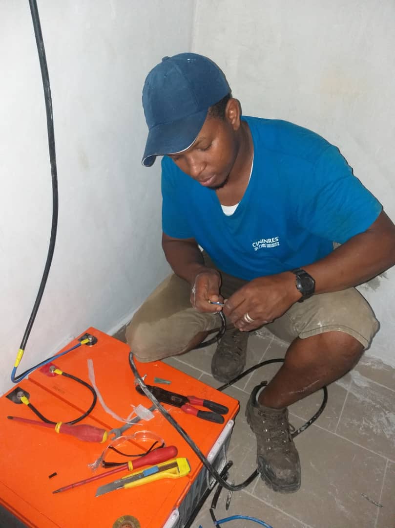 EMSAGUINEE's tweet photo. Une installation de trois panneaux solaires 260w monocristallin , deux batteries gel de 200 Ampères 12 volets et une onduleur hybride de 3 KVA 60 Ampères.
EMSA-GUINEE et à votre disposition pour vos installations des panneaux solaires.
Tel:00224 628-98-88-46 https://t.co/6gIwmbcKSg