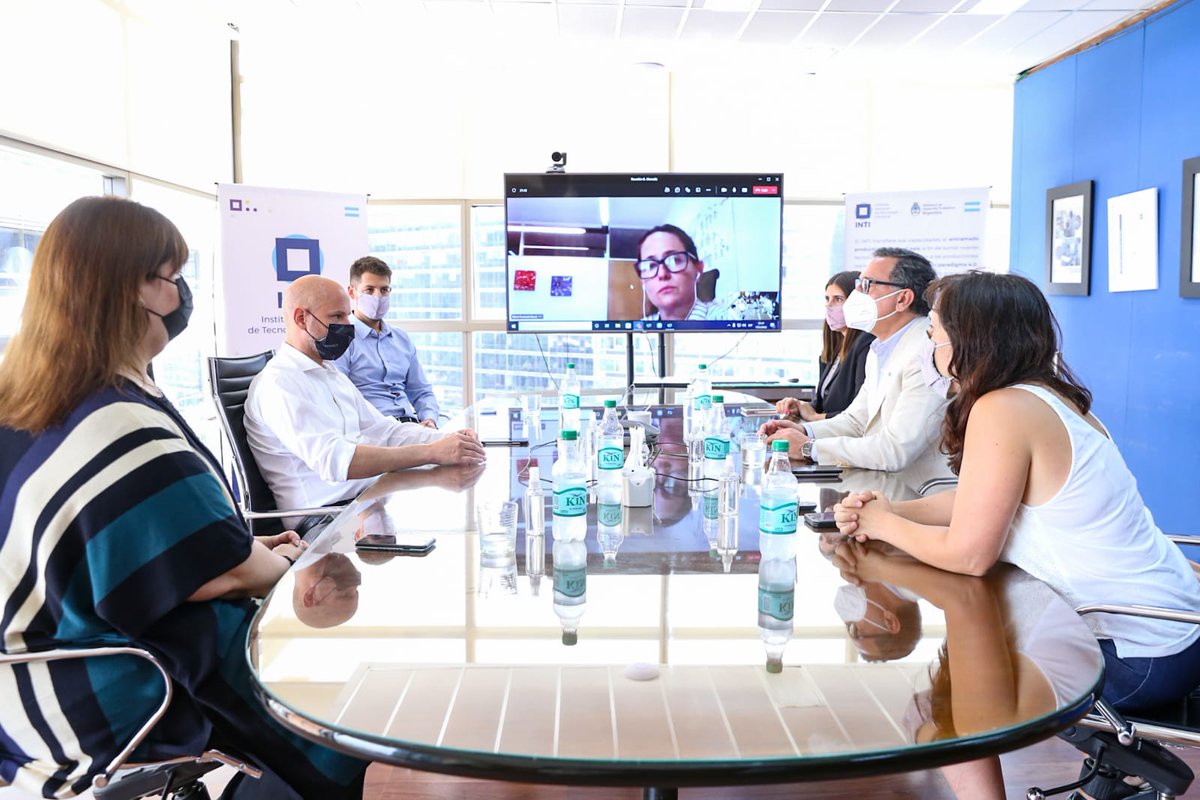 GuilleMerediz's tweet photo. Hoy nos reunimos con el presidente del @INTIargentina, Rubén Geneyro; y el @CupUNSO para avanzar en un esquema para profundizar estrategias de acompañamiento,  capacitación y asistencia técnica para las PyMEs de la zona norte del Conurbano. https://t.co/iSi0HZRSwt