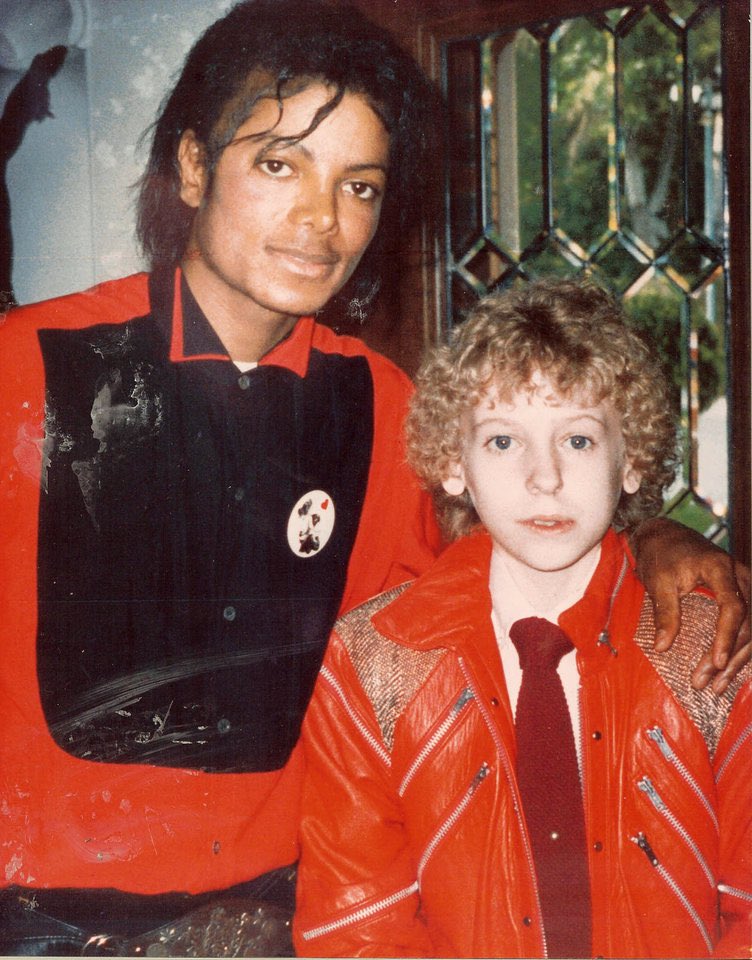 1984: David Smithee, cystic fibrosis suffer, had a wish to meet Michael Jackson before he died. They spent time in his Encino family home and Michael gave him his Beat It leather jacket. He died seven weeks later.