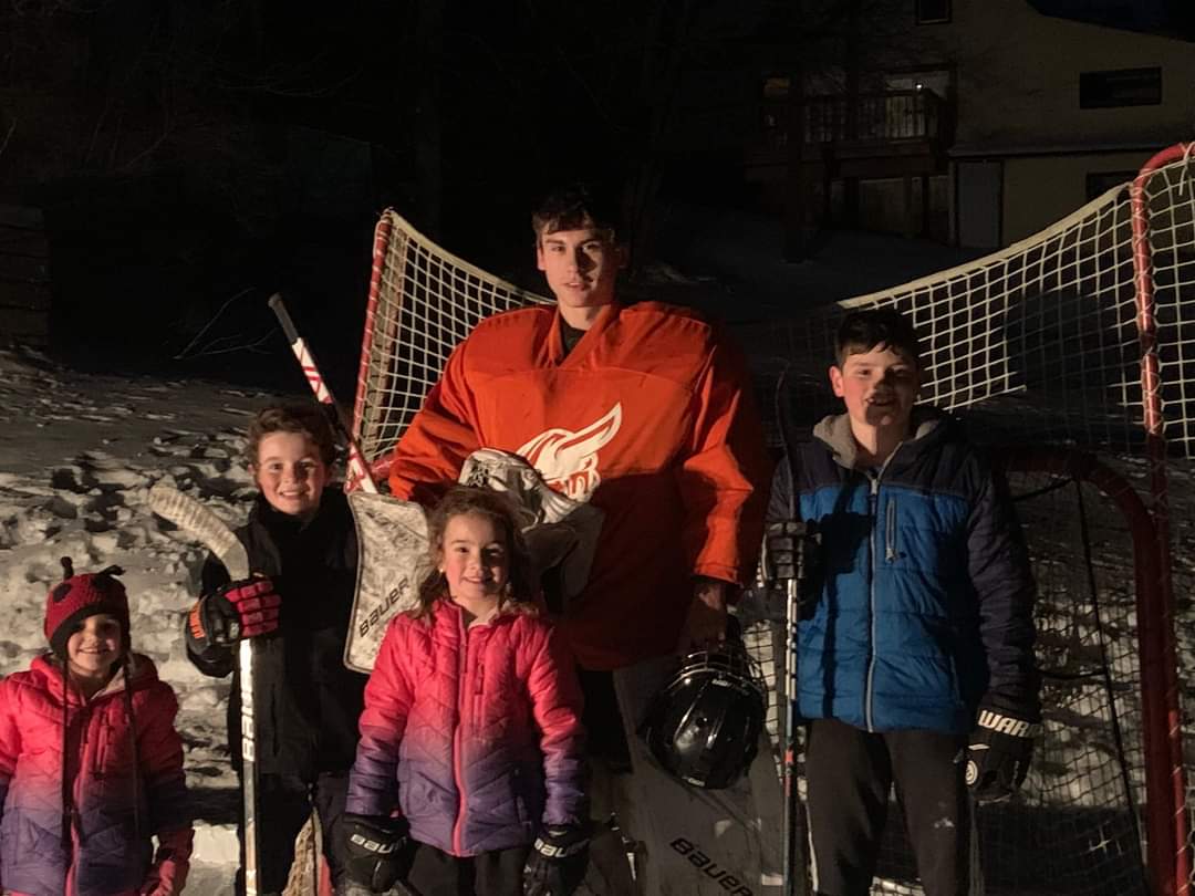 WalkCapsJrC's tweet photo. Goalie Kyle Rivers out for some fun last night with a few kids in town! What a wonderful thing, glad to see everyone out enjoying the fresh air! https://t.co/DjXiksV2Go