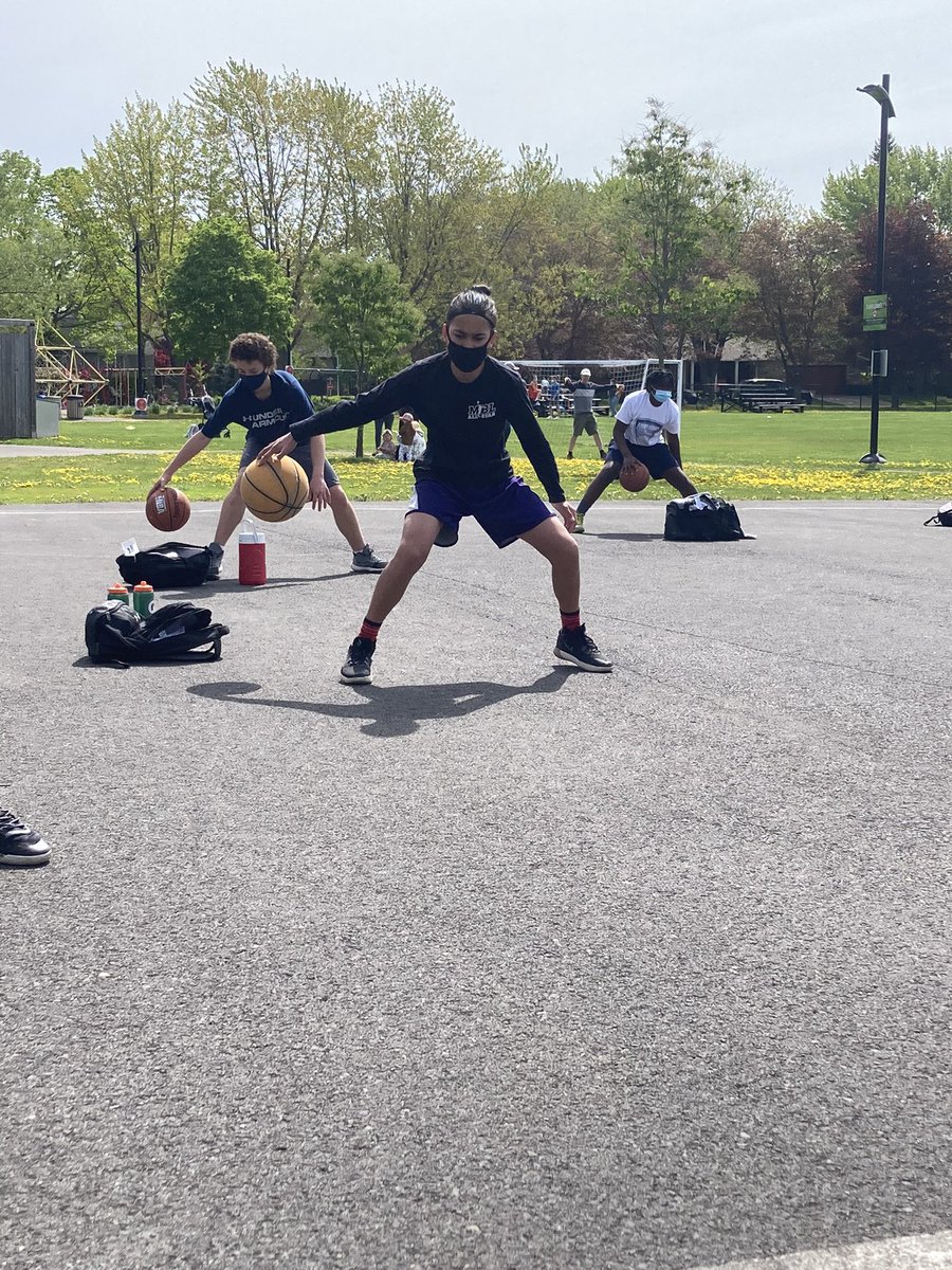 SelectShore's tweet photo. The difference between ordinary and extraordinary is … #PRACTICE .
Can’t wait to be back on court 🏀 #nike #southshoreselect #montrealsouthshore #elite #longueuil #basketballtraining #basketballislife #family #2022springsummer @BennMathurin @KarimMane_ @luthebeast https://t.co/sHfsIEQyP1