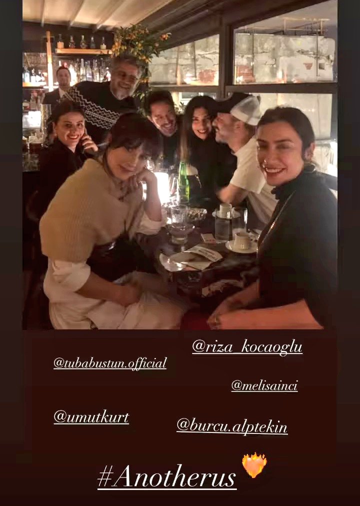 jessyk2908's tweet photo. Esa sonrisa perfecta!!
Tuba pasándola bien con el grupete hermoso de #AnotherSelf
Tuba por IG 
👑🤗🥂🍻
#TubaBüyüküstün 
#AnotherUs https://t.co/G8WF26aJ1J