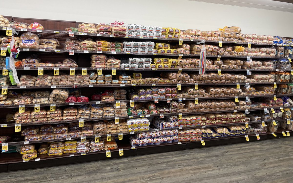 jdcmedlock's tweet image. I’m here in Communist California, where bread is plentiful. Thank you Joe Biden for personally stocking these shelves!