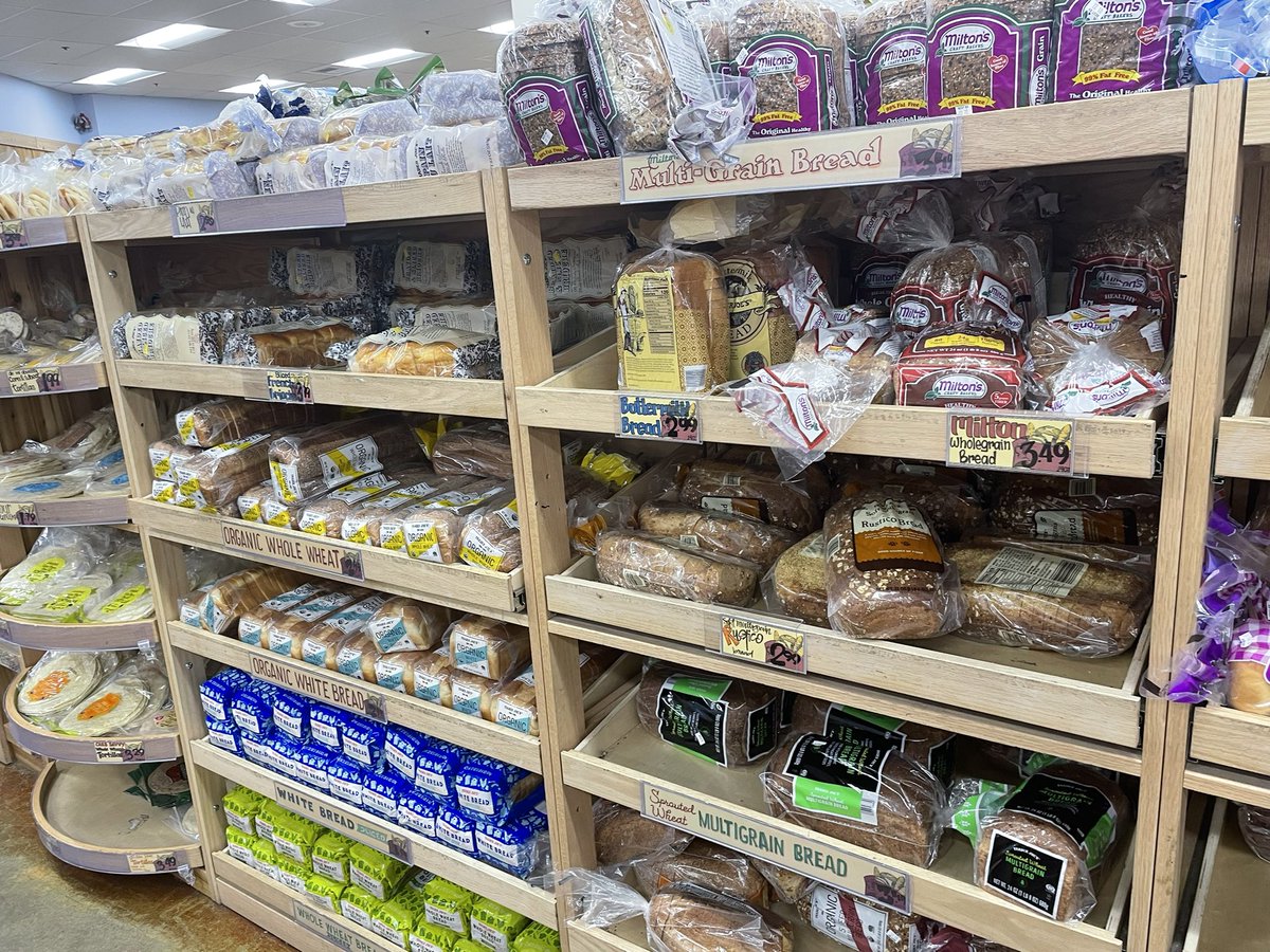 jdcmedlock's tweet image. I’m here in Communist California, where bread is plentiful. Thank you Joe Biden for personally stocking these shelves!