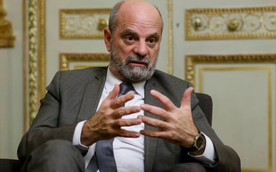 chdelporte's tweet photo. Rappelons que la photo de #Blanquer annonçant le nouveau protocole dans Le Parisien, c’était cela. C’est beau la fiction…😋 #Ibiza https://t.co/0W56Bf0lyl