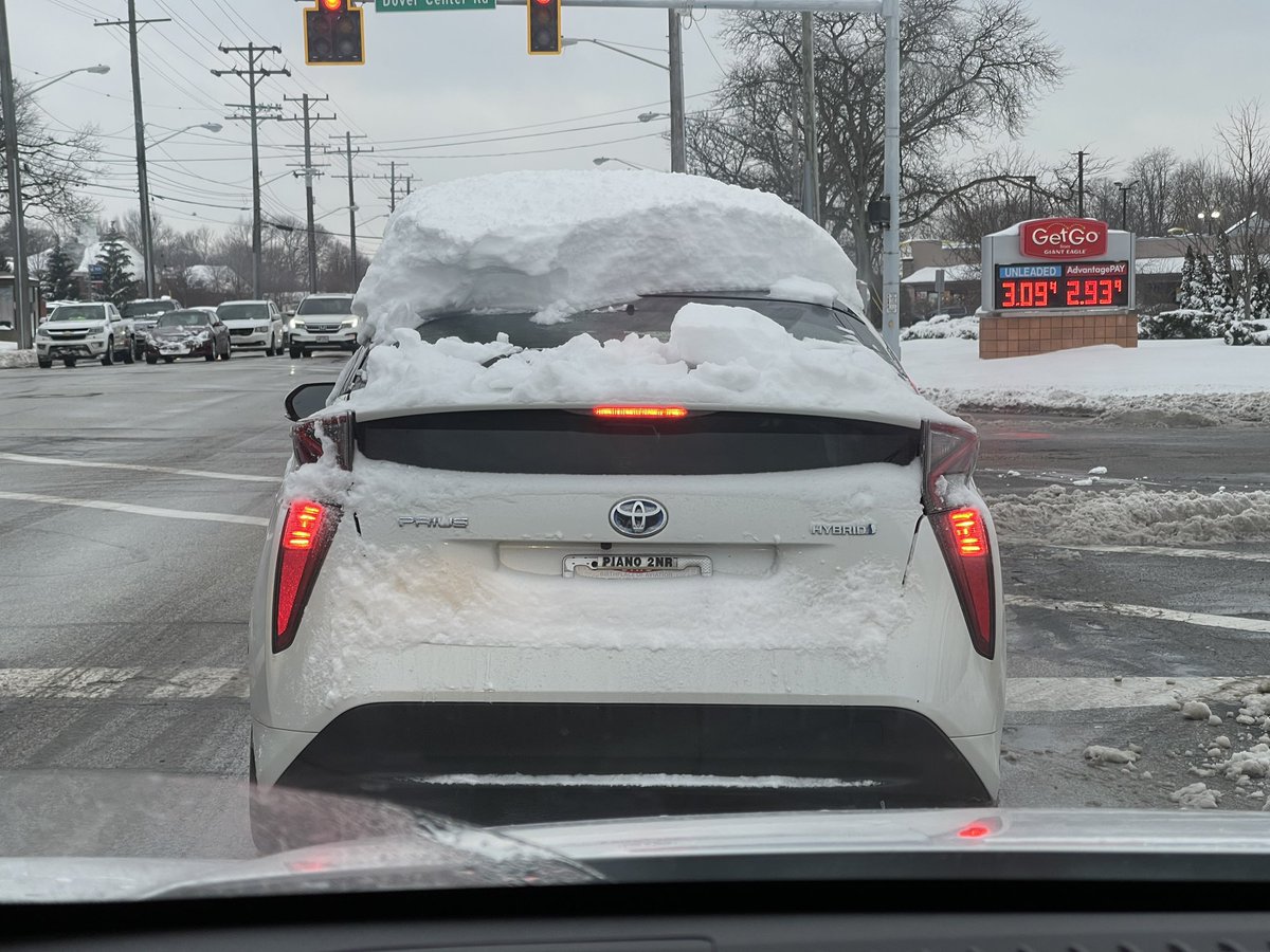DrewScofield01's tweet image. Don’t be this guy. Brush your damn car off.