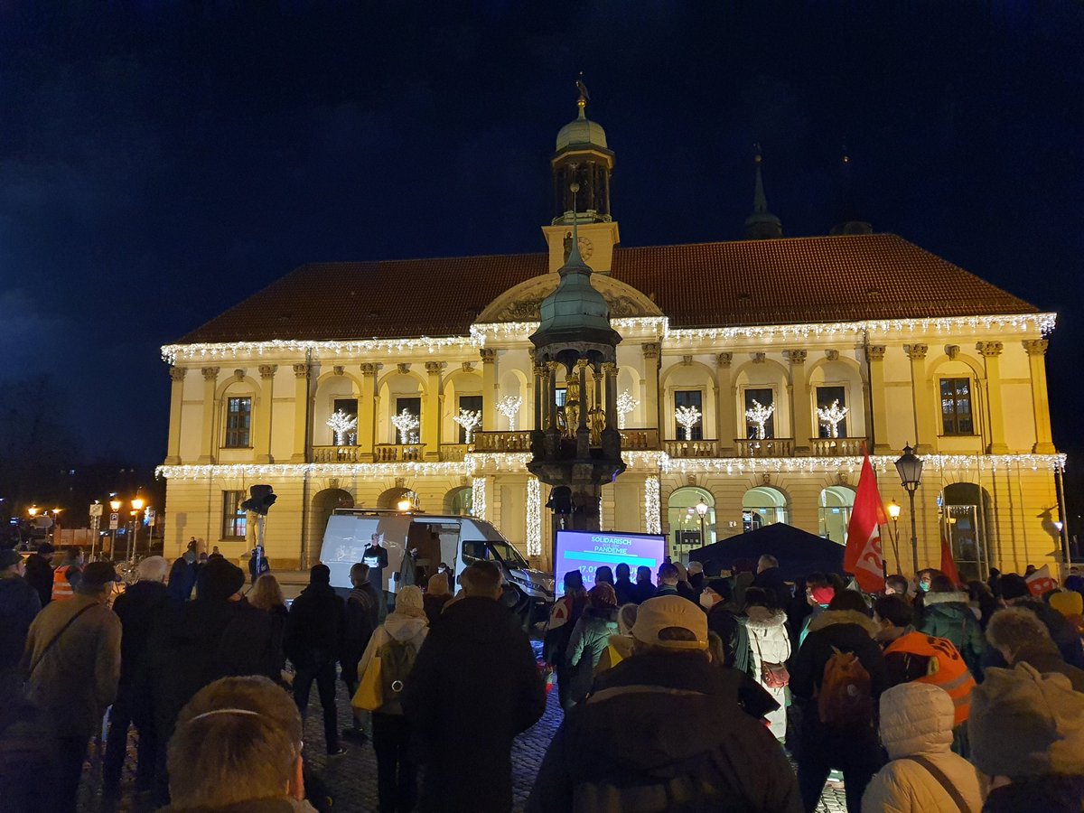 einewelthaus's tweet photo. Breite Allianz der #Vielfalt, #Vernunft und #Solidarität heute auf dem Alten Markt. Wir sind mehr und müssen noch sichtbarer werden. Die #Demokratie braucht uns. #md1701 #Magdeburg https://t.co/hPfc2WAcXp