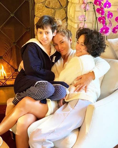 CamilaNaiara18's tweet photo. 1 month and 5 days for coconuts 14th birthday. JLovers who are feeling old, like here... how did time go by so fast? 😩💗💙 #EmmeandMax  @JLo https://t.co/QWVETEXV67