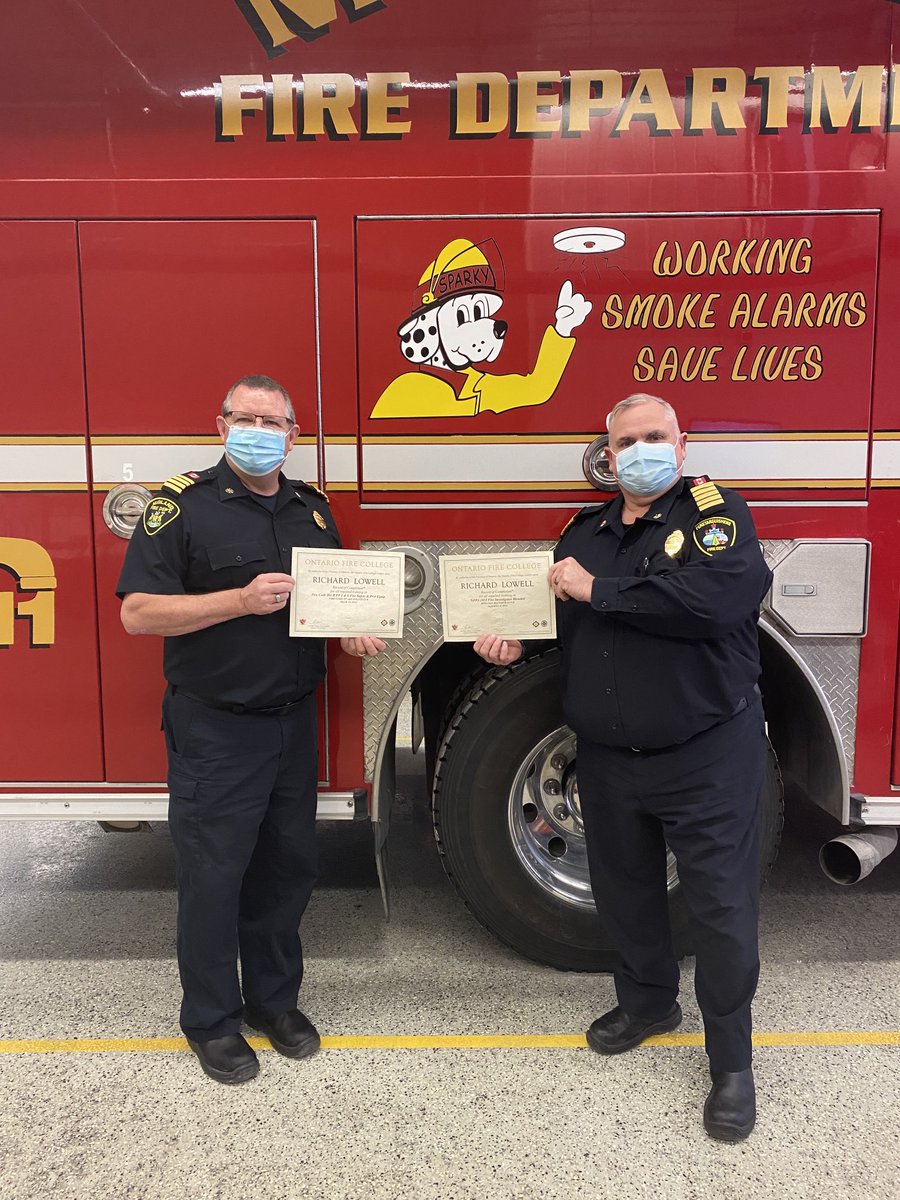 ChiefRyanMFDPFD's tweet photo. Proud to present DC Lowell with his certificates for Fire Code Division B PT 2&amp;6 and Fire Investigator.  Good work!
⁦@MidlandON⁩ https://t.co/JKF4rX6IiU
