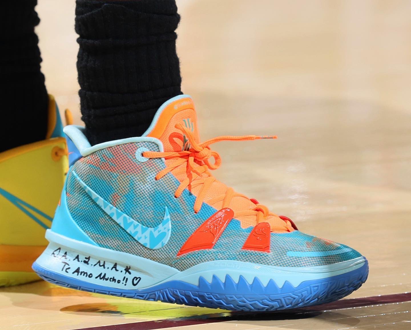 Kicks on Court on X Kyrie Irving em quadra com os Nike Kyrie 7 Mom https t dDLJfMWqZb X