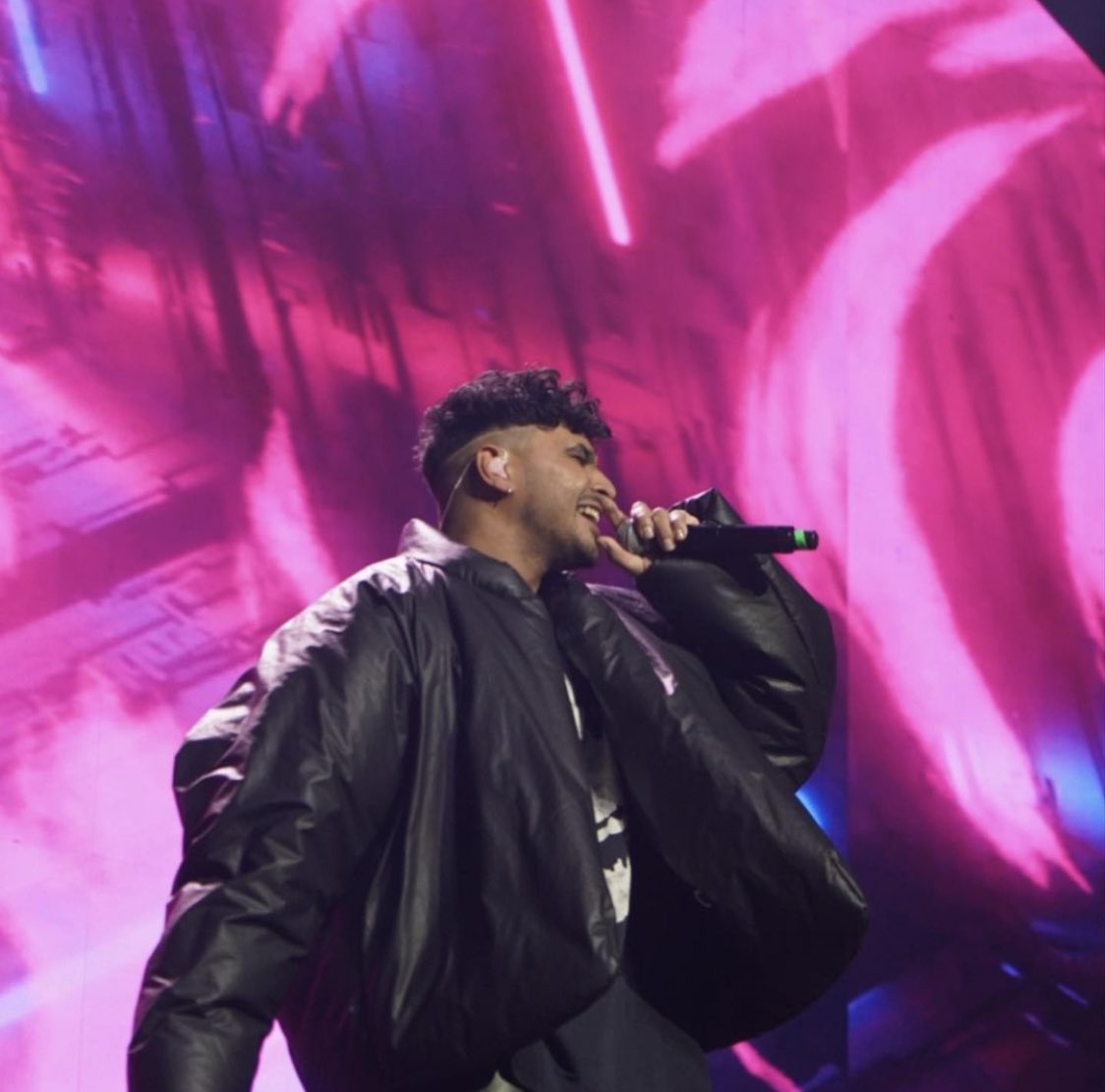 sadvaritosmx's tweet photo. Alvarito cantando por primera vez en vivo “Problemon” junto a Rauw Alejandro https://t.co/RDCUseNoyk