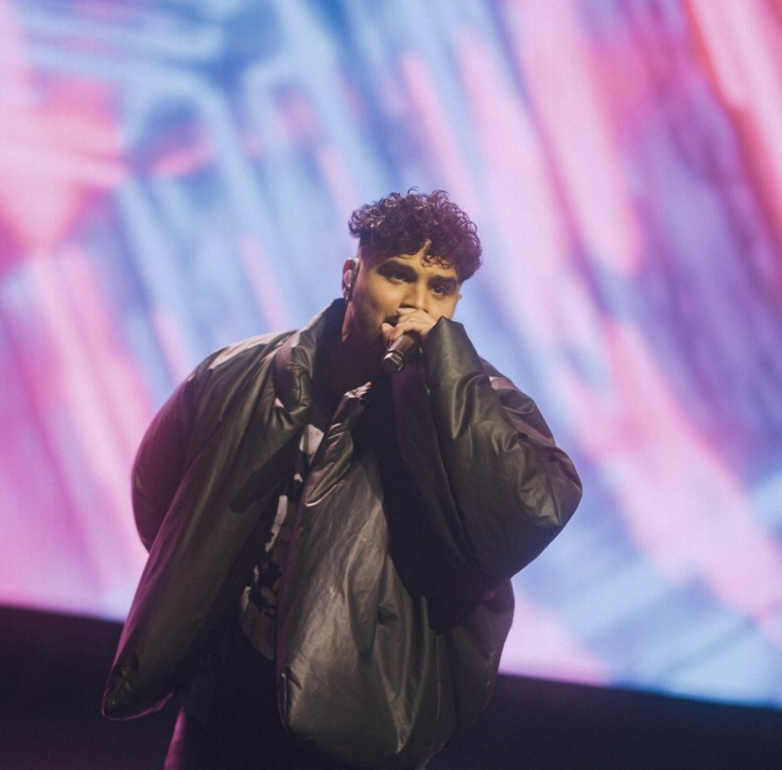 sadvaritosmx's tweet photo. Alvarito cantando por primera vez en vivo “Problemon” junto a Rauw Alejandro https://t.co/RDCUseNoyk