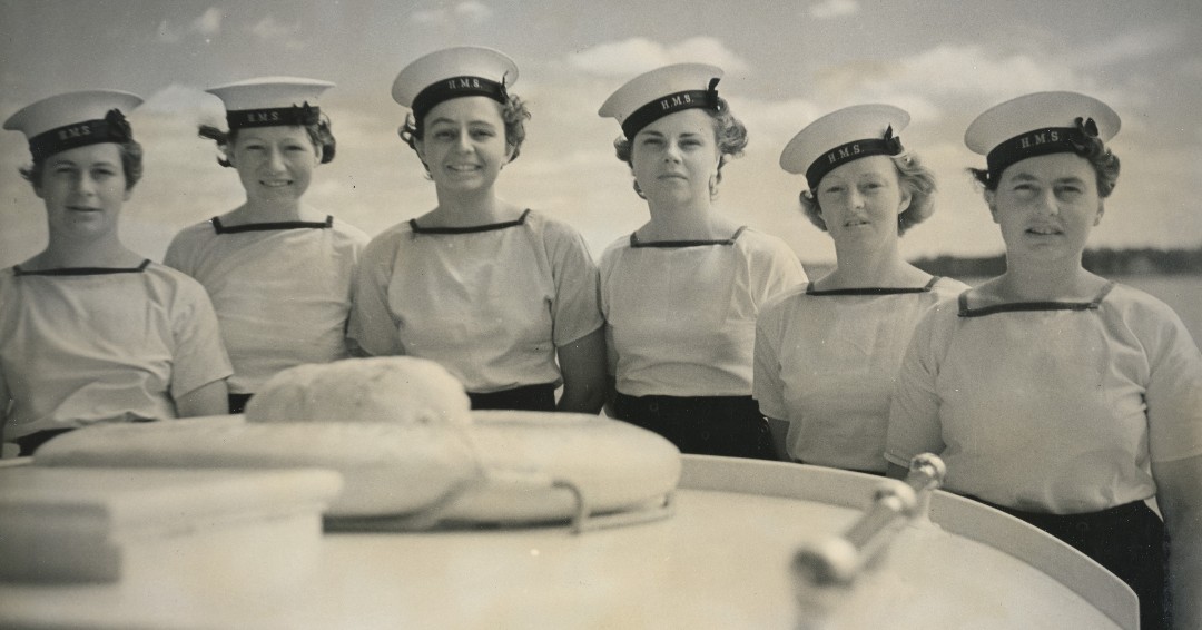 NZNavyMuseum's tweet photo. From the #OfficialCollection - some of the Wrens who operated the Commodore's Barge c1943 at Devonport Naval Base. L-R: Joy Bunting, Patsy Robertson, unknown, unknown, unknown, Maxine Heighway. Can you help identify the 3 unknown Wrens? #NZNavy #history #WW2 https://t.co/eTbFJZKyRM