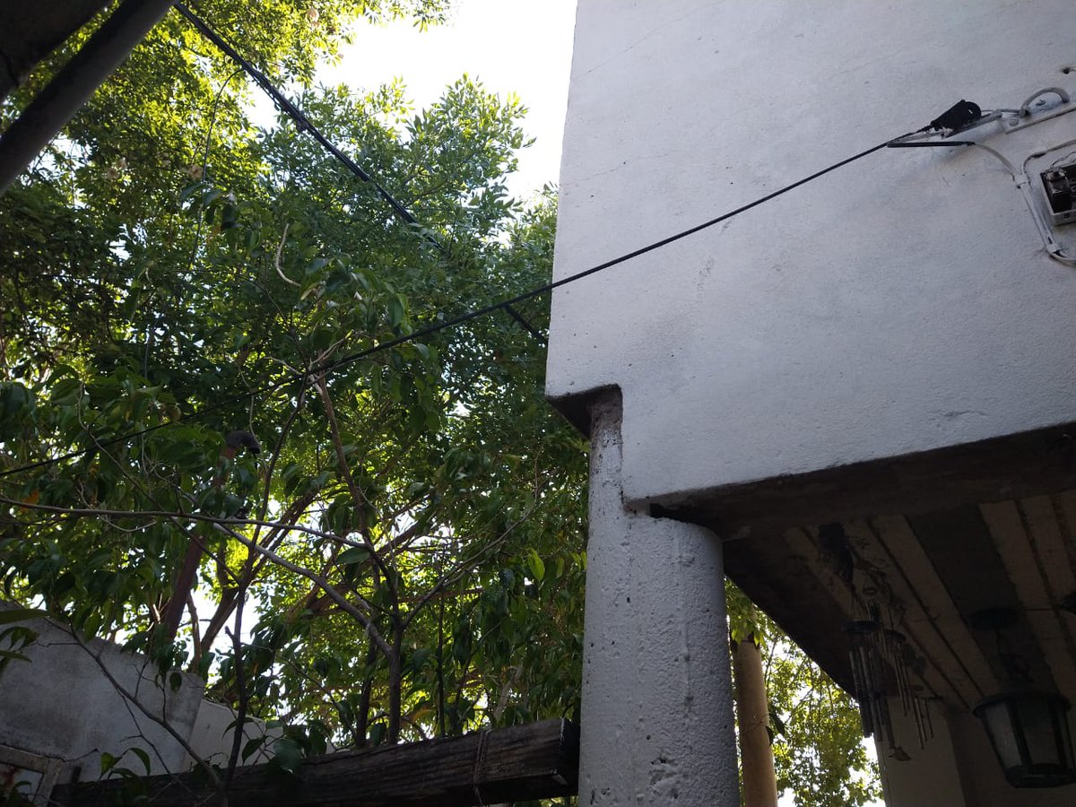estelavalle64's tweet photo. Esto es de una amiga , ya hace más de 15 días que esta reclamando a @emergenciasAR @CalleDeRosario @leodelga2 @PersonalFlow_At sin ninguna respuesta es solo poner el cable en la caja!!! Es el cable del teléfono!!!! https://t.co/l13dD9WBOt