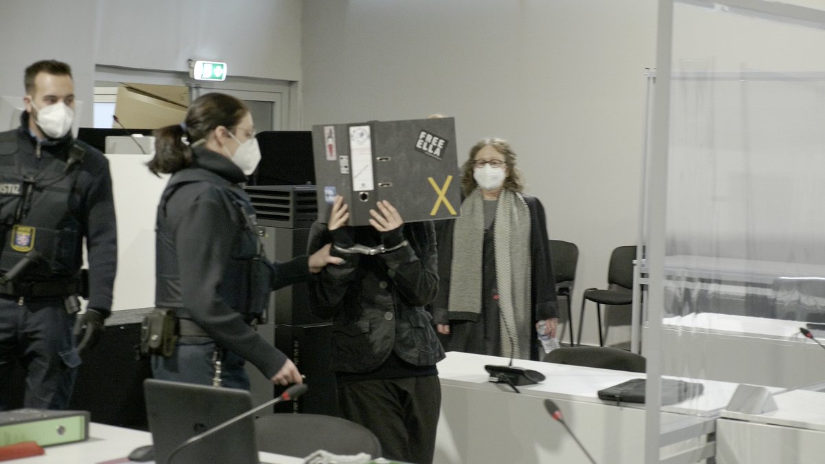 Nach 417 Tagen in Haft betritt Ella heute morgen in Handschellen den Saal. Nach Alsfeld begann in Gießen die Berufung. Ella hatte viel zu sagen. Ihre global orientierte Haltung schwingt deutlich bei jedem Satz mit. "We are in this together, whether we like it or not."
#FreeElla