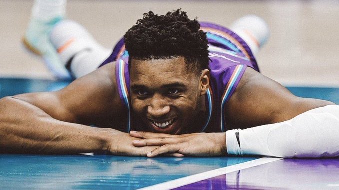 tiffanee_dawn's tweet photo. Votes count ✌️ today! Let’s show #45 some love 🤍💜💙

#DonovanMitchell #NBAAllStar https://t.co/QSD5Cy7bvW