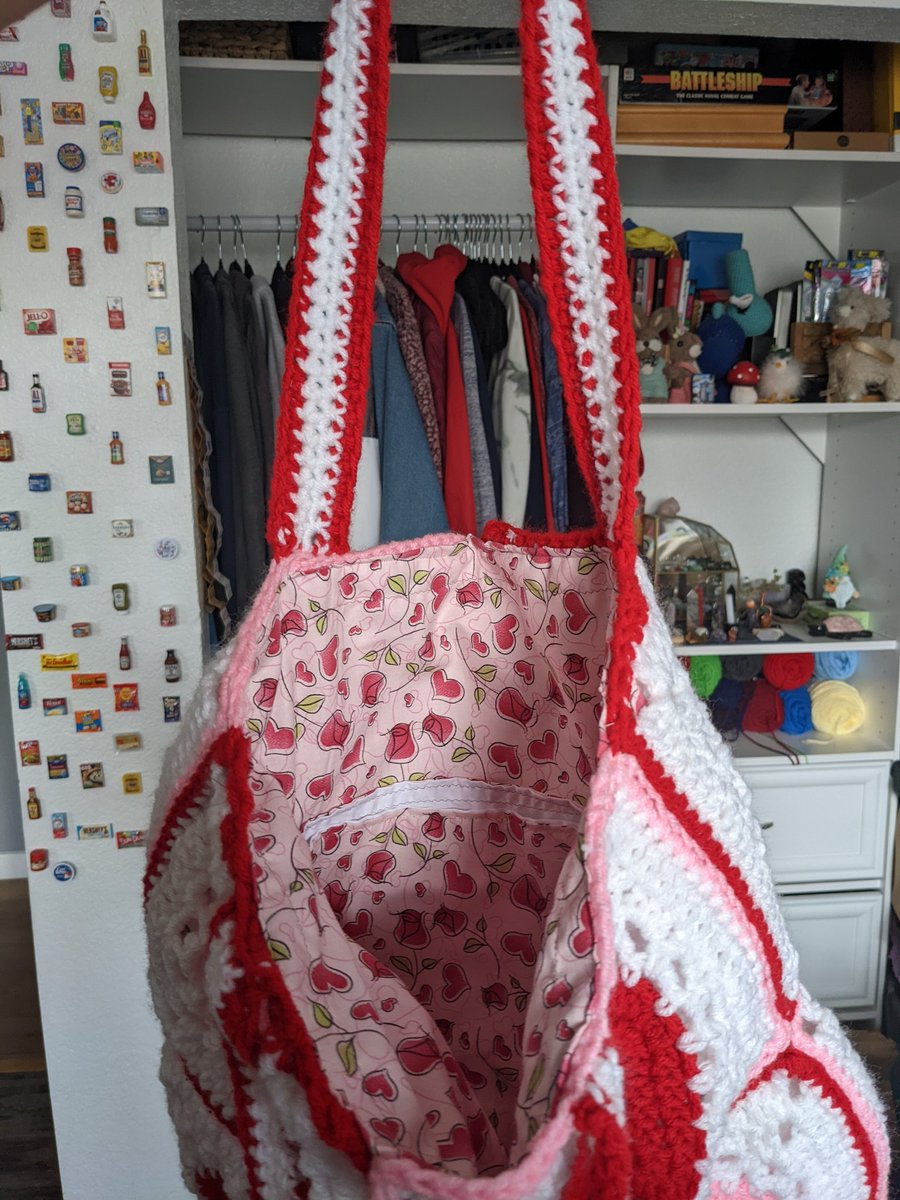 ElliettesH's tweet photo. Valentine's tote bags available for order. $45 each, they come double lined with an open pocket inside. I currently have 2 available for sale in the red heart and pink heart pattern. I will be taking orders for more totes. I have 3 slots open, one for each pattern fabric. https://t.co/gxz4wBYBoc