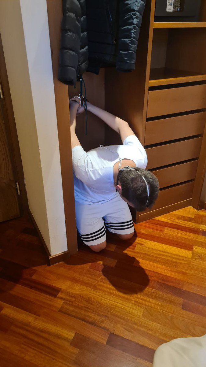 Hippo10472910's tweet photo. Il Padrone comodamente steso sul letto .. e lo schiavo riposto nell'armadio pronto per l'uso che il Padrone vorrà farne. Che dice Padrone @MasterLuis351, ho ancora margine di miglioramento come resistenza?
#stressposition #gaybdsm #gayslavetraining https://t.co/TNEfCMpYQO