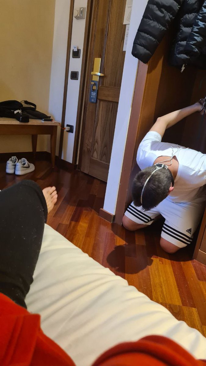 Hippo10472910's tweet photo. Il Padrone comodamente steso sul letto .. e lo schiavo riposto nell'armadio pronto per l'uso che il Padrone vorrà farne. Che dice Padrone @MasterLuis351, ho ancora margine di miglioramento come resistenza?
#stressposition #gaybdsm #gayslavetraining https://t.co/TNEfCMpYQO