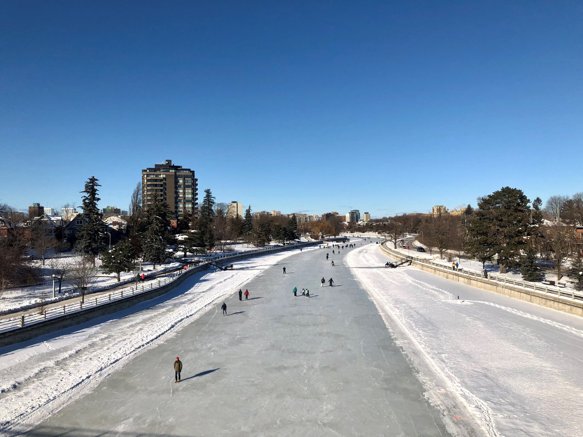 The full 7.8 km of the Rideau Canal Skateway is open for the season! Treat yourself to a winter staycation in the heart of downtown Ottawa and enjoy a classic winter activity. ⛸️ ❄️