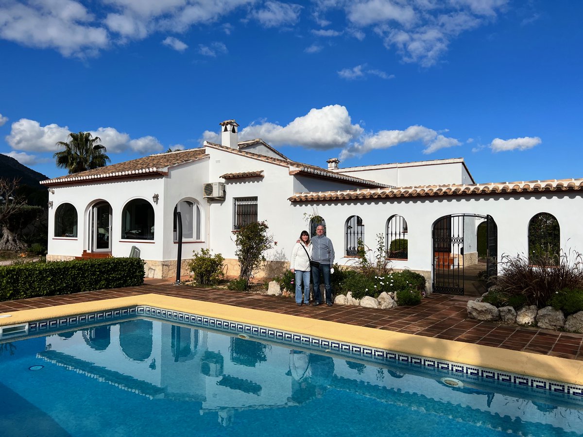 StarckEstates's tweet image. Die Sonnenseite ☀️des Lebens in der eigenen Finca genießen, können ab sofort unsere Schweizer 🇨🇭Käufer. 
Wir gratulieren zum traumhaften Anwesen🏡 in Murla 🥂 und bedanken uns herzlich für das entgegengebrachte Vertrauen. 🤝 ☺️
👉starck-estates.com/.../haus-finca…
#murla #sold #newhome