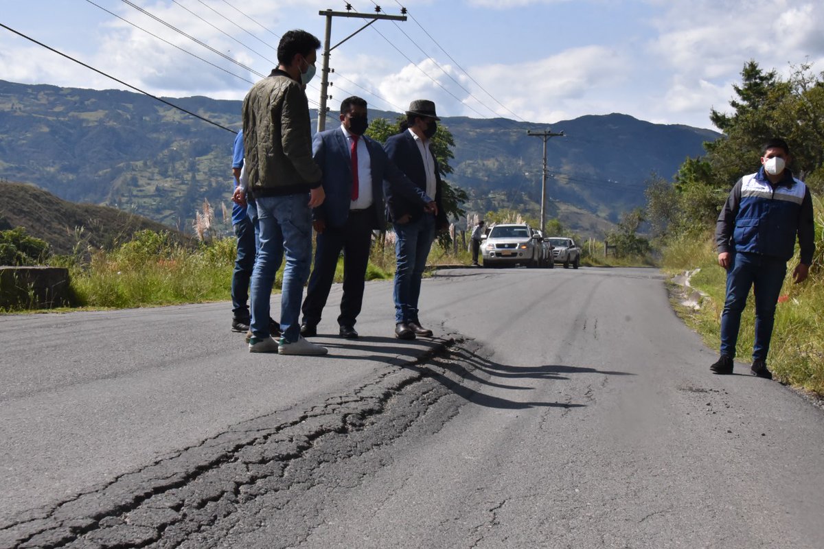 AzuayPrefectura's tweet photo. #AzuayEresVialidad 🚗🚚

¡Tenemos buenas noticias! 

En coordinación con el alcalde del @GADChordeleg, @DeifilioAreval1, y el presidente del GAD #Puzhío, Segundo Castro, ejecutaremos el mantenimiento de los primeros 7 km de la vía Chordeleg – Principal. https://t.co/7cLmXQD1Xd