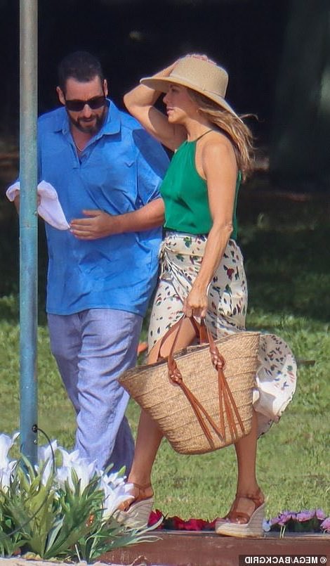 Jennifer Aniston's Straw Tote in 'Murder Mystery 2' Is the Perfect Beach Bag