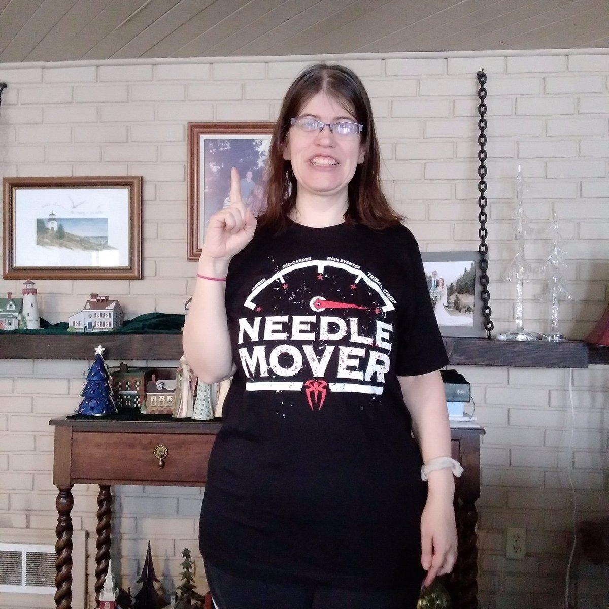 AngelicEmpire25's tweet photo. I finally got on my #NeedMover shirt of our #TheTribalChief #UniversalChampion @WWERomanReigns #Wearetheones ☝☝☝ https://t.co/OfeAZD1MAN