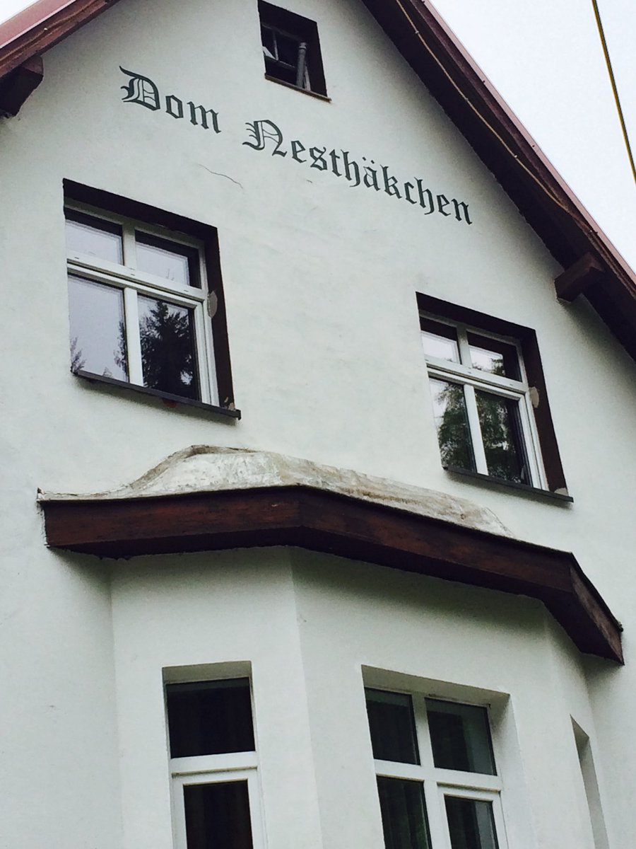 RenateKuenast's tweet photo. @frauenvondamals Ein Foto aus einem Ort im Riesengebirge -ich glaube Karpacz - da war sie auch und schrieb. In dem Haus. Ein Band erzählt über den Urlaub dort, glaube ich. Dies Foto von Mai 2015. Haus renoviert, 2 Jahre vorher kaum lesbar. #ElseUry. https://t.co/w1ezt73RVZ